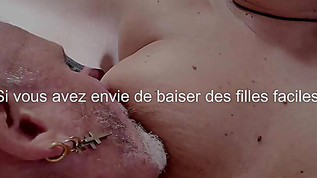 Masturbation avec une salope aux seins enormes