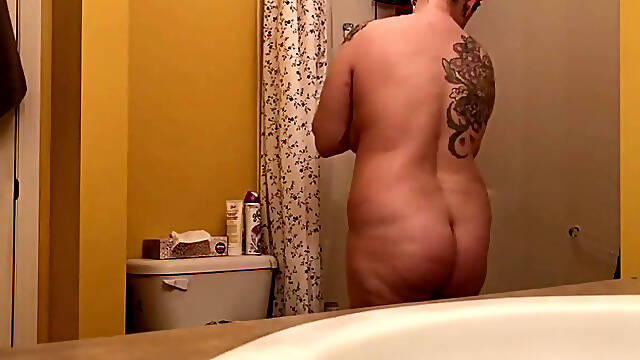 My tattooed plump niece drives me wild