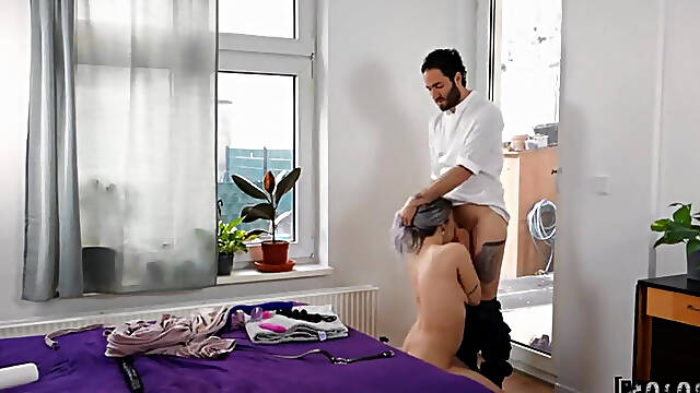 Delivery Guy Caught A Girl Masturbating Alone Then He Make Her Squirt!