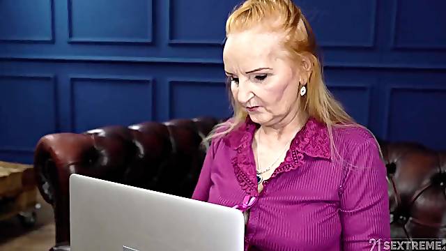 Old lady Marianne wants to show that she knows how to fuck really hard