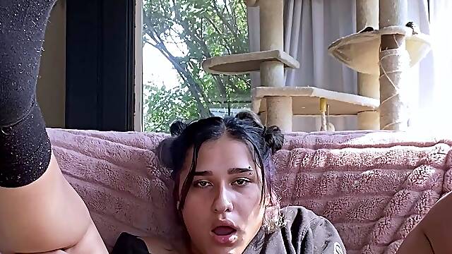 Pissing masturbating babe solo toy play