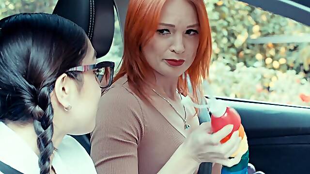 Lesbian beauties Kessie Shy and Madison Wilde play scissors