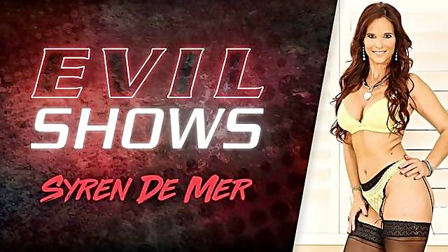 Sweet lady with round bottom Syren De Mer fucks with a huge dildo