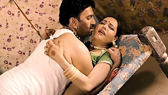 Amateur Latina Milf Masturbates on Cam