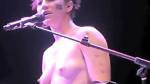 Wicked singer goes naked during her performance