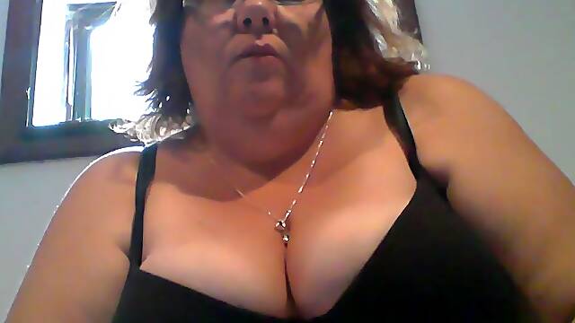 Horny BBW fucks her ugly twat on a web camera