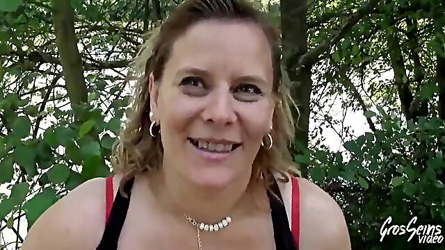 Milf blonde aux gros gangbang