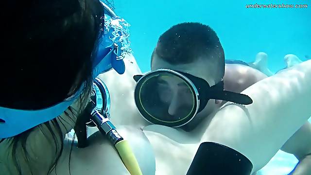Horny diver is licking plump pussy under the water