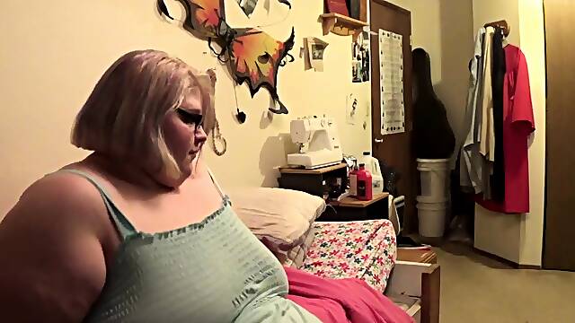 Fat BBW Ex GF masturbating and Squirting with Magic Wand