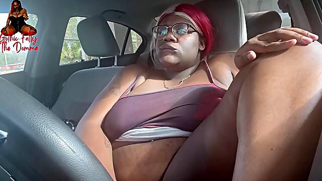 Ebony BBW loves playing with her pussy in her car