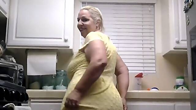 Fat Booty PAWG Showing Off