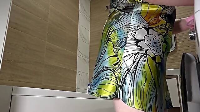 Home cam watches curvy MILF cleaning the bathroom. Mature BBW with big ass under short dress behind the scenes. PAWG