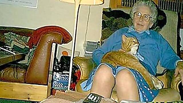 Old grandma with long boobs masturbates her cunt