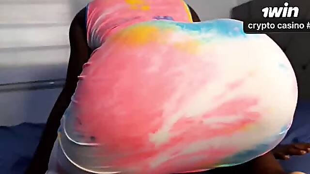 A mulher peituda e pecadora de Baltasar Engonga vive momentos de luxúria com Alex Adams.