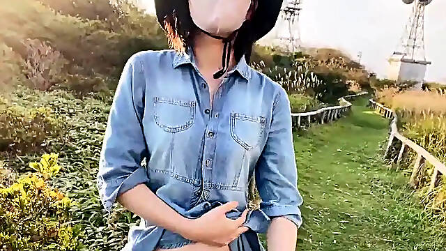 Showing hairy pubic hair to avoid detection by people at tourist attractions
