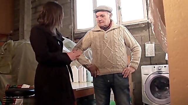 Cross-generational threesome - Telsev