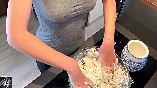 Casalinga Riceve Sperma Nel Culo Mentre Cucina! Quanto Sperma Nel Mio Culetto Dialoghi Ita 14 Min