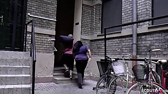 Dicke Reife Deutsche Frau Mit Fetten Titten Auf Dem Heimweg