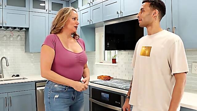 Desiring Landlady: Attractive Nina Starr