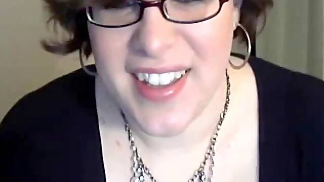 Nerdy webcam plumper lies back and masturbates her twat