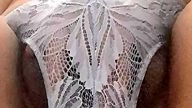 Milf masturbating in the bathroom in silence 3