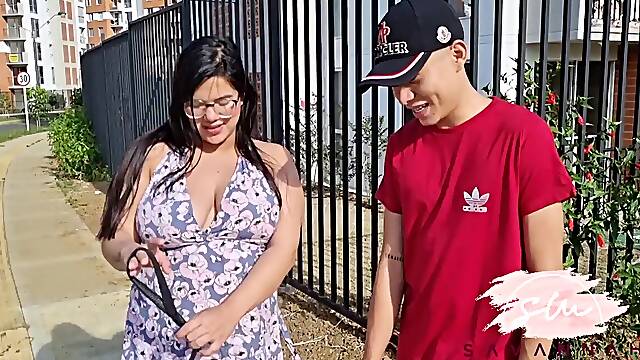 Embarazada cachonda se folla a escondidas a su vecino en las escaleras del edificio