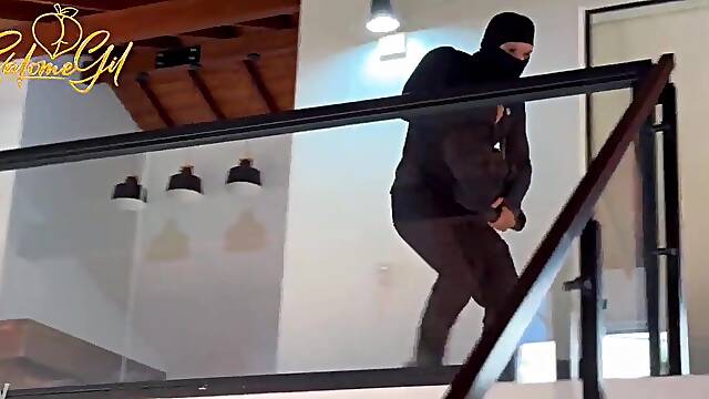 Thief gets a jackpot!!! mother Id like to fuck offered ANAL sex for not be stoled - Salome Gil