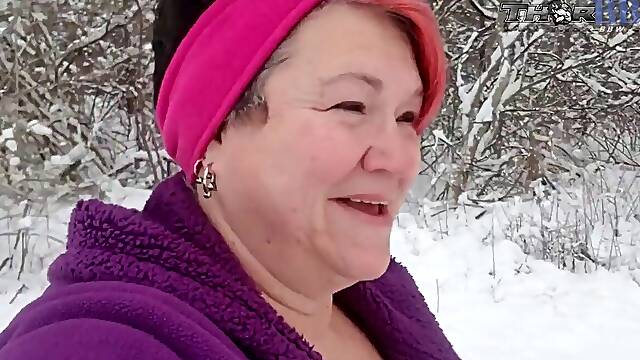 SUZEE QUE PUBLIC peeing IN THE SNOW