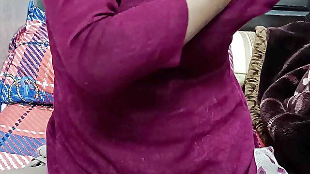 Sexy bhabi ke mote chuche part 1 apne mast chuche apne yaar ko dikhaye ...bhabi ke boobs kisko dbane ha