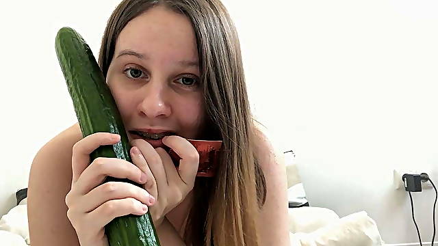 18yo TEEN FIRST TIME Cucumber BBW HUGE TIT TEENY GIRL GERMAN