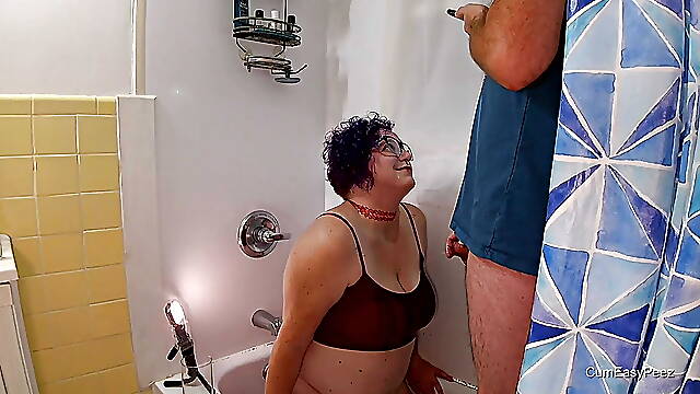 Andy gets a nice closeup of Liza pssing before cumming and pissing on her!