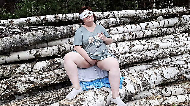 Outdoor amateur fucking - BBW slut pounded doggystyle in the woods and get mouth full of cum