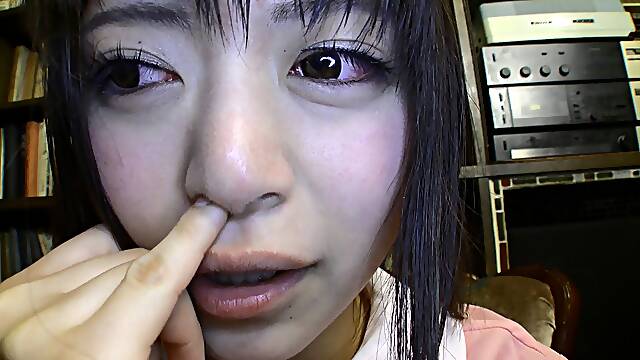 Plump and cute big tits Momoka digging her nose(buton01-01)