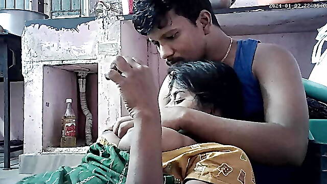 Indian house wife big boobs showing and kiss