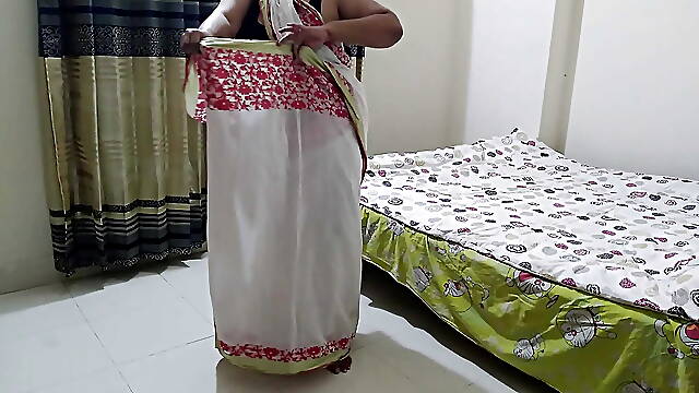 Punjabi Sexy MILF bade gand vale chache kamuk ho jate hai aur phir padose ladake ke sath Chudai...