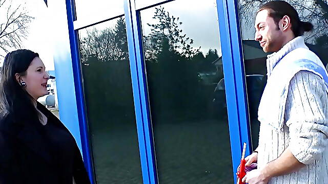 The window cleaner fucked her! Fat teen is a nympho!