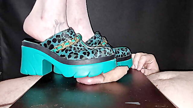 Chunky Slippers Ball Crushing on the Ball Standing Table