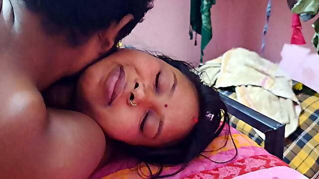 Indian mami left bohat raat ko chod bohat maza aaya