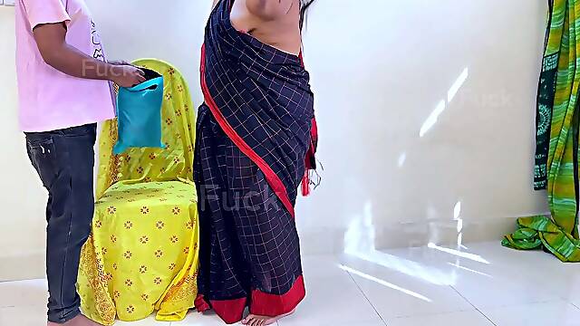 Without Blouse Saree Wearing Gujarati Desi Aunty Fucked by Bra Sells men