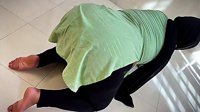 Hotel Maid Fucked By Stranger Guest When She Clean his Room While He Was Masturbat on bed!