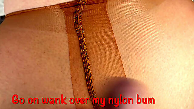 Mrs Mature Feet on the floor being wanked over. 385