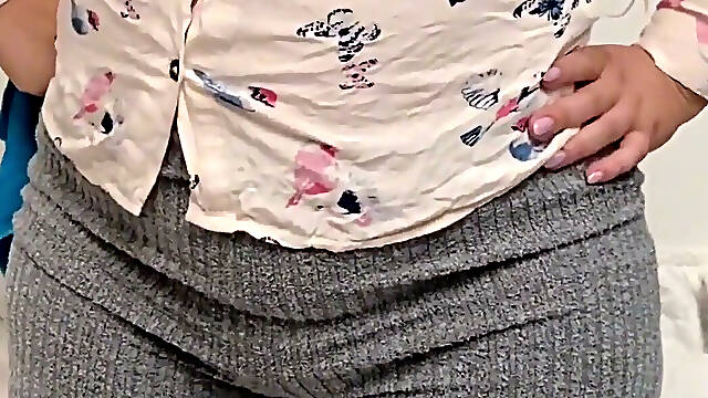 My MILF Stepmom Cleaning and Bouncing Her Beautiful Ass in Yoga Pants