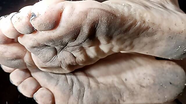 Bbw thickness feet dirty soles thick toes showing moving fingers in all angles and soles dirty...