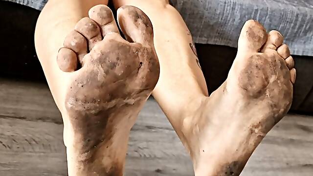 Bbw dirty feet soles stady view muscle legs