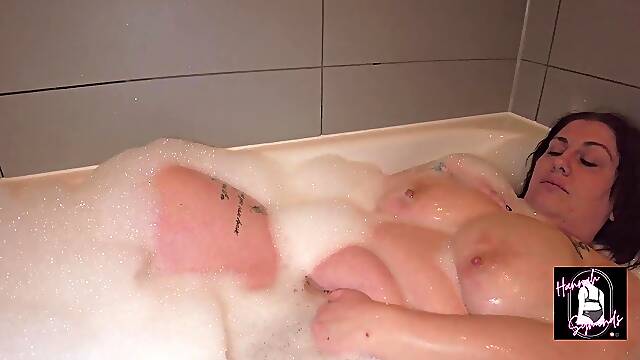 Sexy Bath Time with Hannah