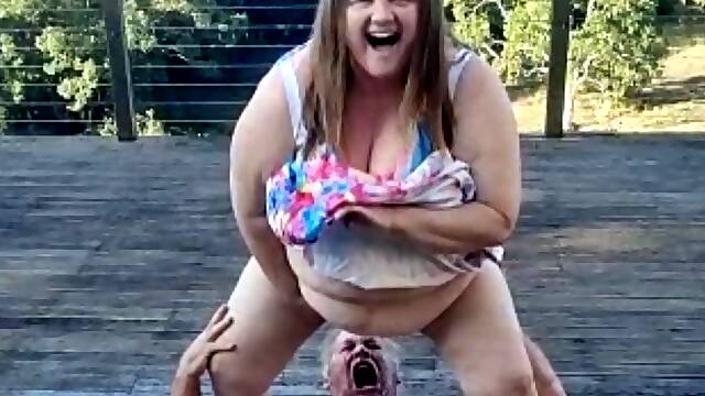 Lay down so I can piss in your face (golden shower)