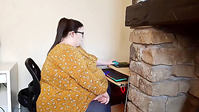 The fattest girl at work struggles