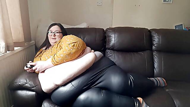 SSBBW gamer girl in leather pants belly