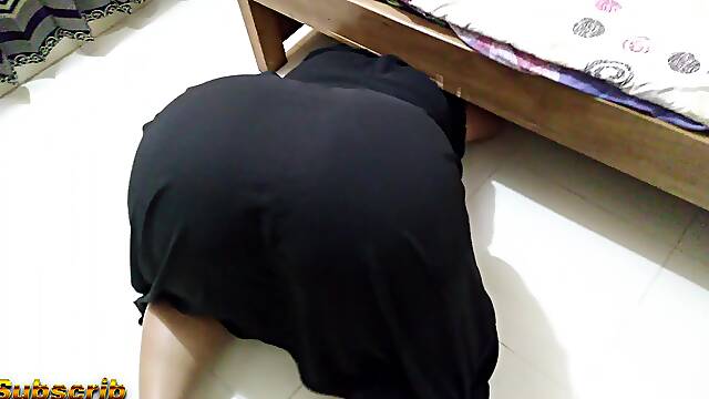 Indian MILF Aunty with Huge Ass Gets Stuck While Sweeping Under Bed When Stepson Fucks & Cum Inside