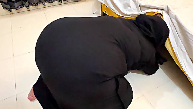 Arab Hot Maid Stuck When She Clean Under Bed - Big Ass Hijabi Girl Wear Abaya Niqab & Panty